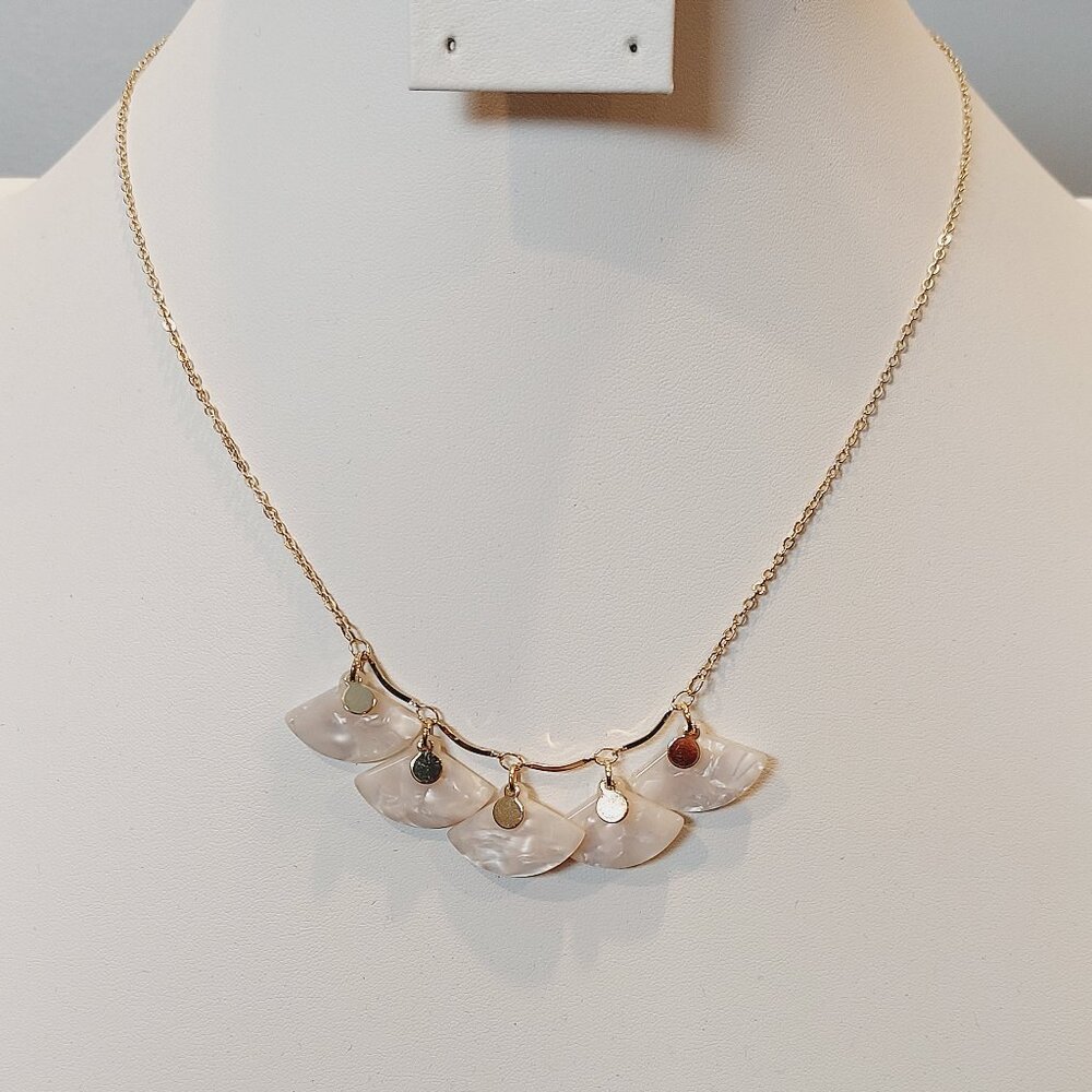 ๐๐NWT LAUREN CONRAD FAUX PEARL FAN NECKLACE - Picture 1 of 7